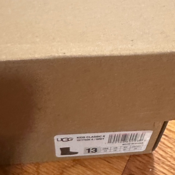 Girls Ugg Boots - Picture 3 of 7